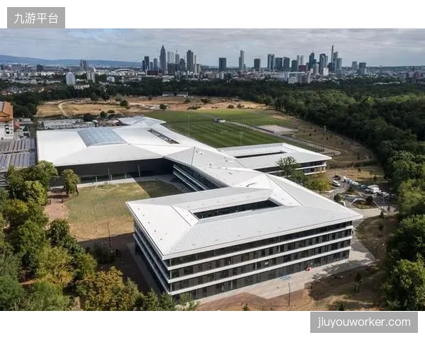 德国足协优化后勤保障，通过包机与临近训练场地的酒店选择，最大限度减少球员的体能消耗。